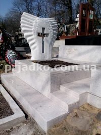 Крест из белого гранита на кладбище, фото. Купить крест из белого гранита - можно в Магазине Ритуальной скульптуры в Киеве.