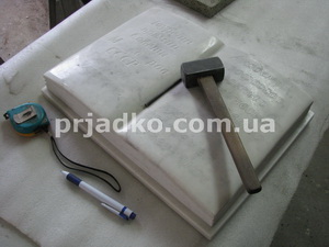 Фото памятника в форме книги. Изготовление книги из белого мрамора.