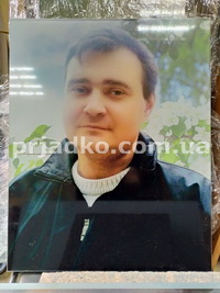 Мужской портрет в стекле для памятника. Размер портрета в стекле 30 х 40 см.