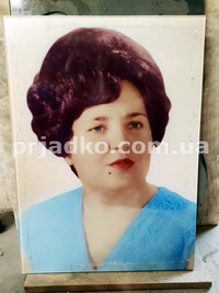 Женский портрет для памятника в стекле. Размер портрета в стекле 30 х 40 см.