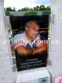 Портрет мужчины на памятнике в стекле. Размер портрета в стекле 40 х 60 см.