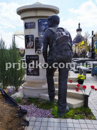 Фото памятника на кладбище. Портреты в стекле на памятнике.