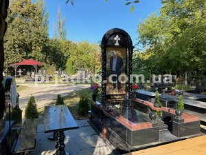 Памятник класса ЛЮКС с колоннами. Изготовление элитных комплексов в Киеве.