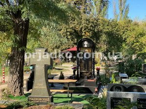 Фото памятника ВИП класса с колоннами. Заказать элитный памятник - можно с сайта: https://prjadko.com.ua/