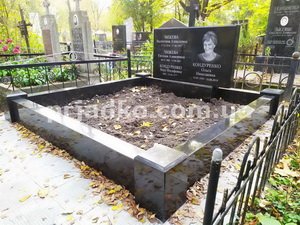 Фото памятника на могилу. Высота памятника на тумбе - 100 см.