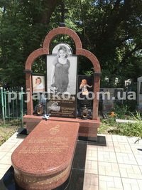 Памятник девушке с портретом в стекле. Высота памятника девушке - 280 см.