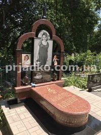 Памятник для одного с портретом в стекле. Фото памятника на кладбище.