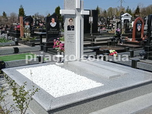 Памятник с портретом в стекле. Высота памятника с портретом в стекле - 2м.