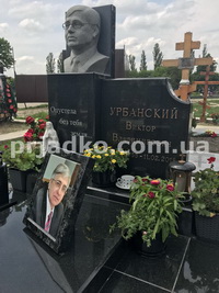 Памятник мужчине с портретом в стекле. Фотография в рамке для памятника.