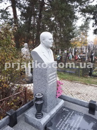 Фото бюста из гранита на колонне. Высота гранитного бюста- 60 см.