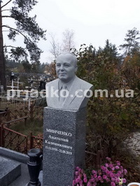 На фото бюст гранита, установленный на колонне. Высота бюста из гранита - 60 см.