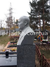 Бюст из гранита на колонне. Заказать бюст из гранита - можно с сайта: https://prjadko.com.ua/