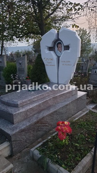 Памятник из мрамора на одного. Высота памятника из мрамора - 2 м.