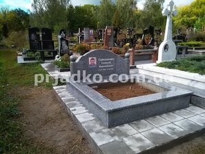 Высота памятника мужчине - 1 м. Фото памятника мужчине.