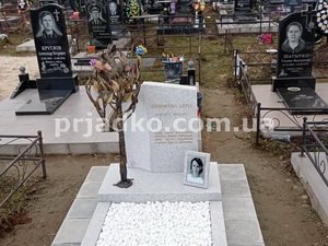 Памятник для женщины. Фото памятника на кладбище.