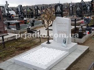 Памятник на заказ для женщины. Высота памятника - 110 см.