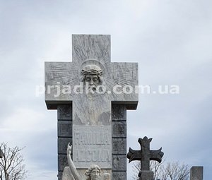 Скульптура из гранита. Крест из гранита с барельефом Иисуса Христа.