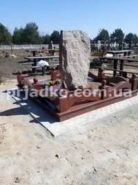 Обратная сторона памятника на одного человека. Высота памятника на одного - 180 см.