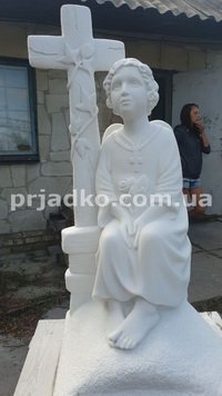 Скульптура ангела с крестом. Стоимость ангела из мрамора - доступная.