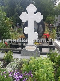 Крест на могиле фото. Высота мраморного креста - 1,5 м.
