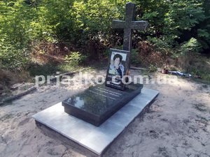 Заказать памятник на одного человека - можно с сайта: https://prjadko.com.ua/pamjatniki.html
