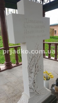 Памятник с крестом. Мраморный крест на могилу.