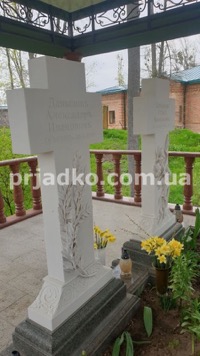 Памятники в форме креста. Фото мраморного креста на кладбище.