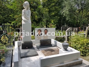 Мраморный памятник со скульптурой. Производство мраморных памятников в Киеве.
