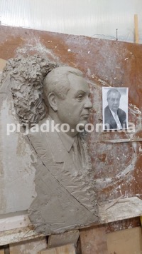 Горельеф мужчины на памятнике из гранита - изготовление в Киеве.