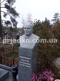 Бюст из гранита для мужчины на могилу.