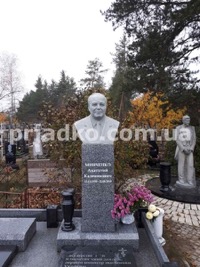 Бюст из гранита для мужчины, фото на кладбище.