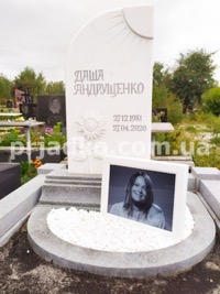Памятник из мрамора женщине. Фото памятника из мрамора на кладбище.
