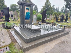 Памятник с портретом в стекле. Высота памятника с портретом в стекле - 2 м.