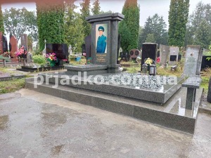 Заказать памятник с портретом в стекле - можно в Магазине Ритуальной скульптуры в Киеве.