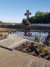 Памятник в форме креста. Размеры памятника - согласно проекта.