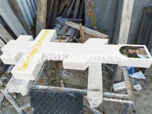 Мраморный крест на могилу - фото на производстве в Киеве.