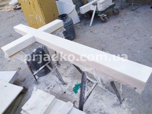 Фото памятника в форме креста. Высота креста из мрамора - 2 м. 