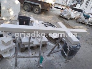 Памятник из мрамора в форме креста. Цена креста из мрамора - доступна.