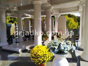Мемориальный комплекс ВИП класса. Мраморный комплекс на кладбище в Киеве.