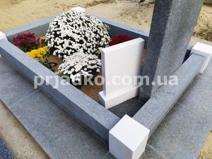 Гранитный цоколь на могилу. Размеры гранитного цоколя на могилу: 150 х 220 см.