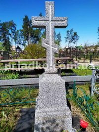Высота памятника в форме креста - 1,6 м. Фото креста из гранита.