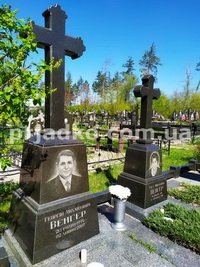 На фото памятник в форме креста. Высота памятника в форме креста - 2 м.