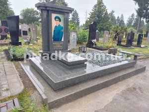 Памятник с портретом в стекле. Высота памятника с портретом в стекле - 2 м.