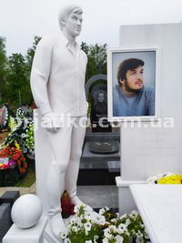 Скульптура из мрамора. Высота мраморной статуи - 2 м.