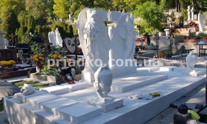 Фото мемориальной скульптуры на заказ. Высота ритуальной скульптуры - 2,2 м.