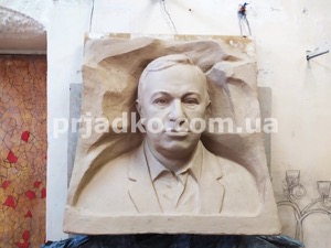 Фото барельефа для памятника, изготовление в глине.