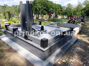 Памятник по индивидуальному проекту на кладбище. Высота 150 см.