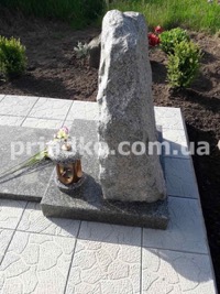 Памятник из камня; высота 80 см.