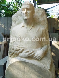 Высота скульптуры из гранита - 2 м.