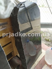 Памятник из гранита на складе в Киеве. Высота 90 см. Размеры: 90 х 50 х 12 см.